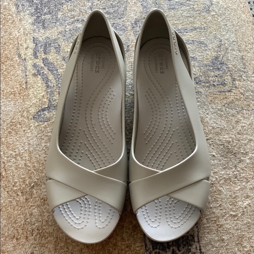 CROCS greyish/cream Flats with Peep Toe Design size 6